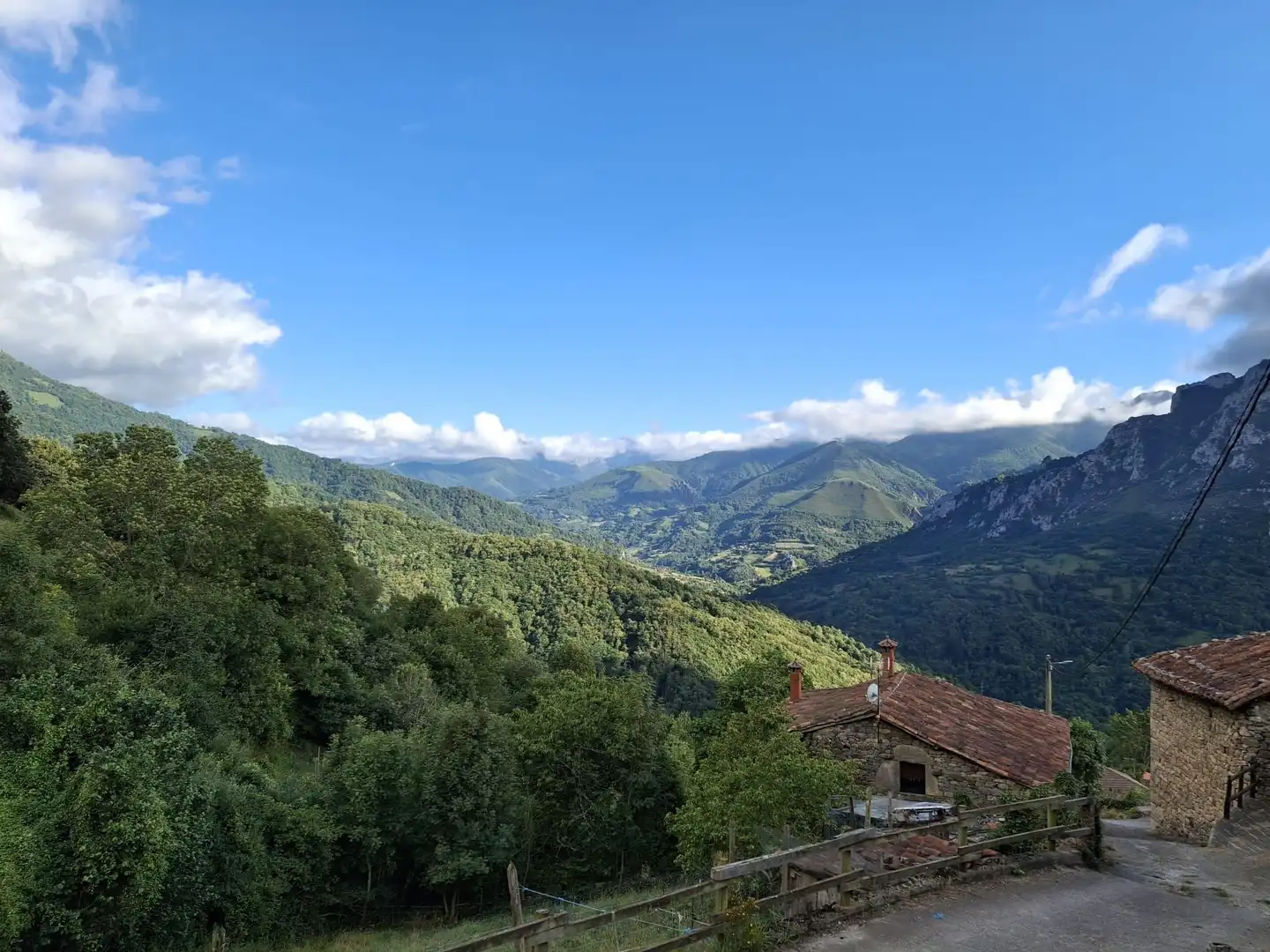 Vista exterior de Casa o xalet en venda en Quirós amb Jardí privat, Terrassa i Balcó