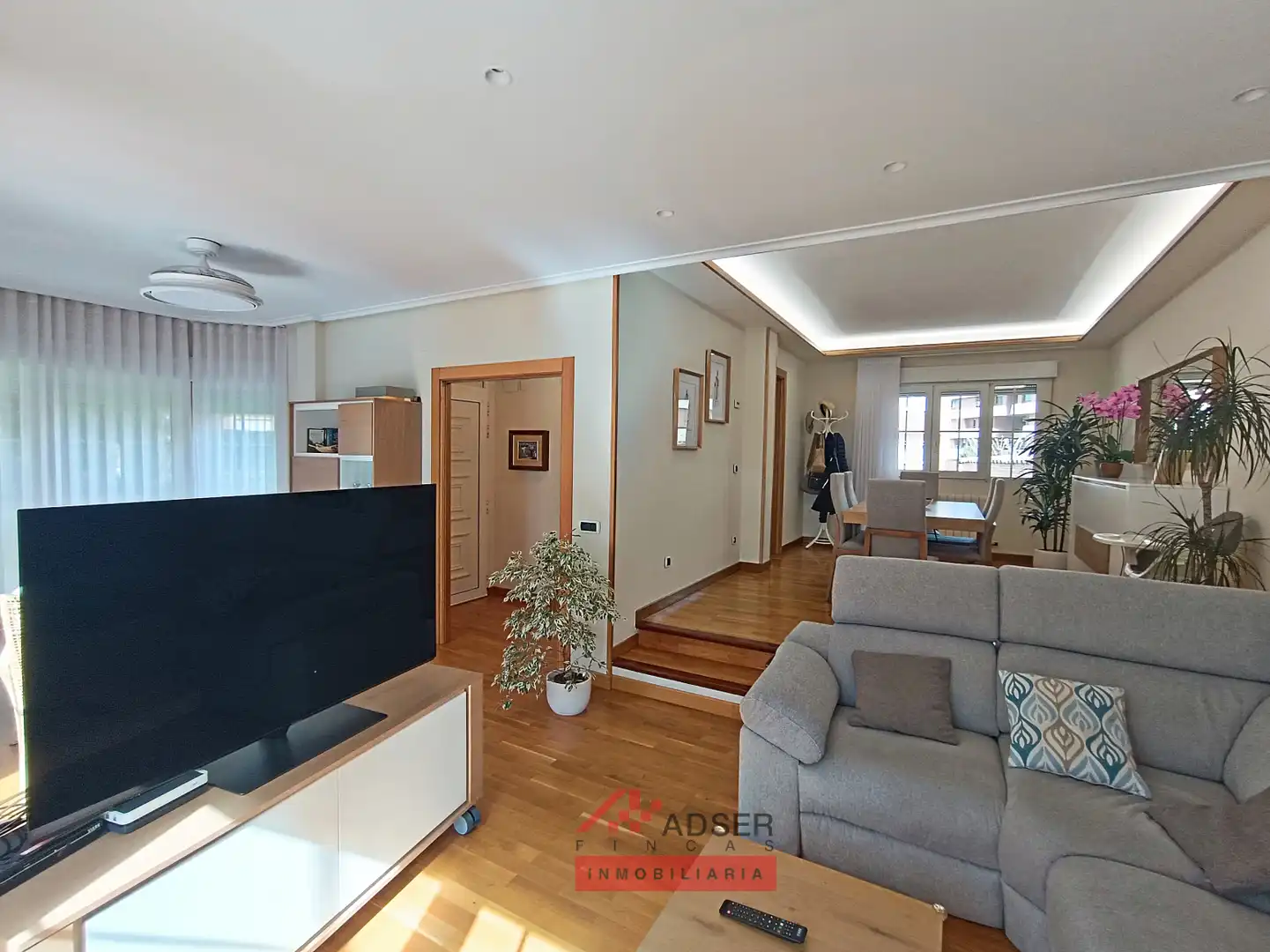 Sala d'estar de Casa o xalet en venda en  Logroño amb Aire condicionat, Calefacció i Jardí privat