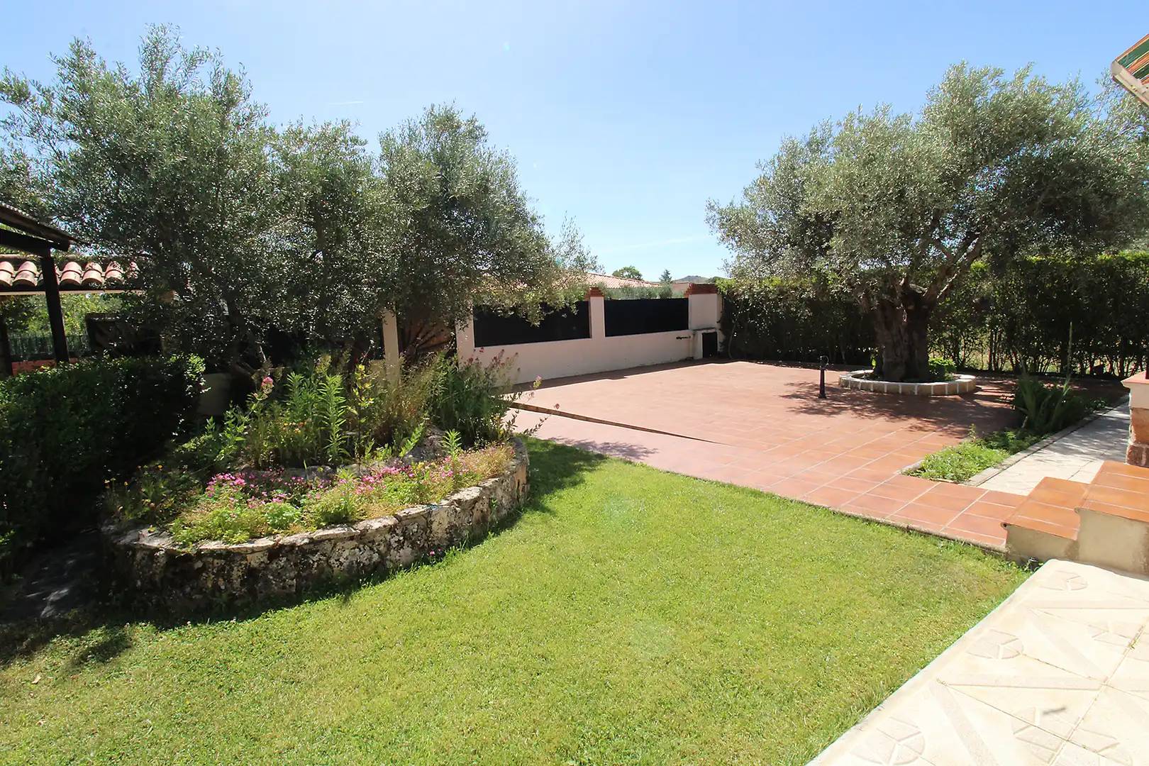 Garten von Einfamilien-Reihenhaus zum Verkauf in Torremocha de Jarama mit Heizung, Privatgarten und Internet