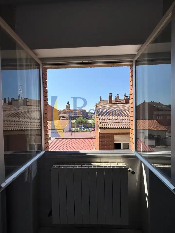 Vista exterior de Pis en venda en Valencia de Don Juan amb Calefacció