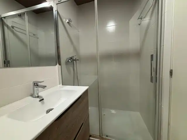 Baño de Piso de alquiler en  Pamplona / Iruña con Calefacción, Parquet y Amueblado