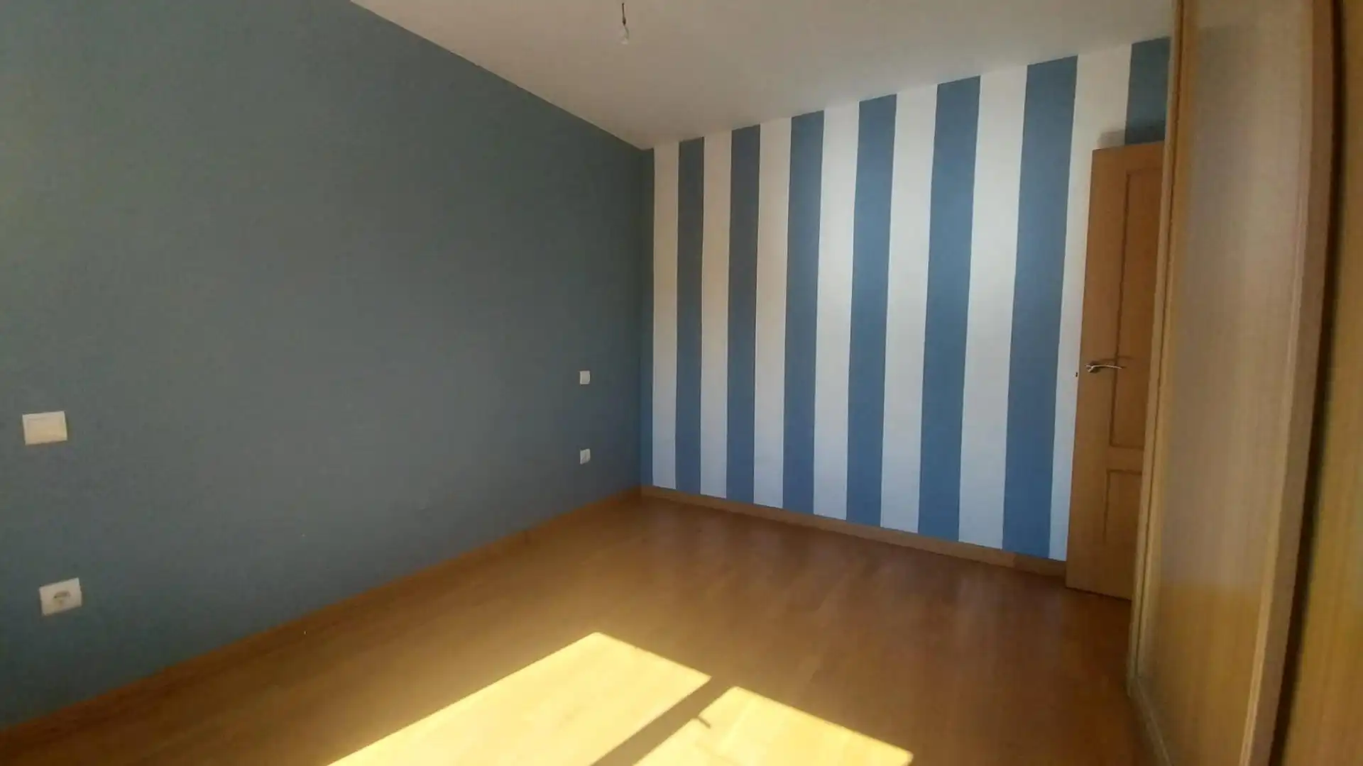 Habitación de Casa adosada en venta en Tudela de Duero con Calefacción y Jardín privado