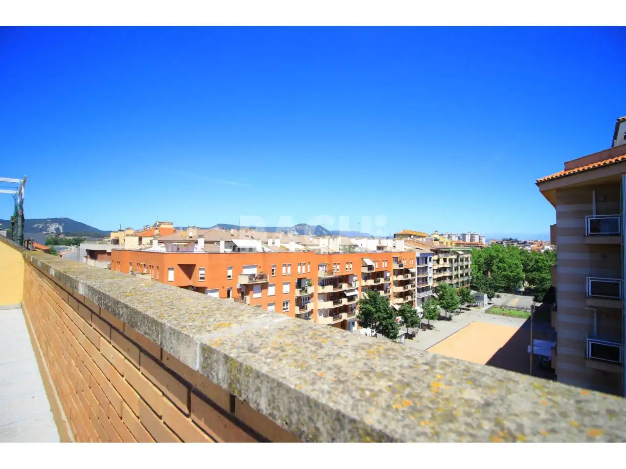 Vista exterior de Dúplex en venda en Vic amb Calefacció, Terrassa i Traster