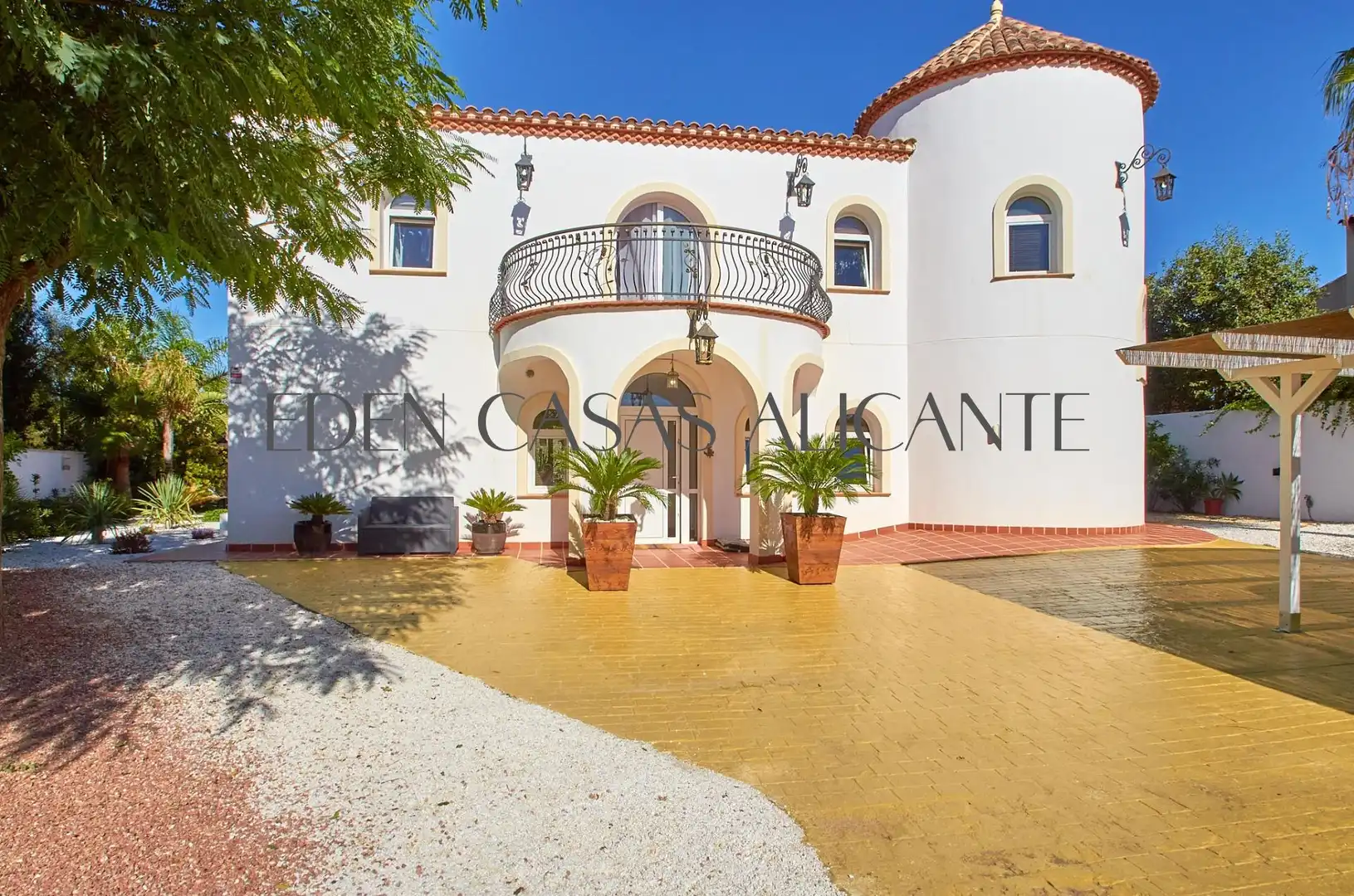 Detached house with pool for sale in Calle Carrasqueta