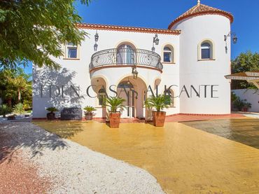 Villa con piscina in vendita a Calle Carrasqueta