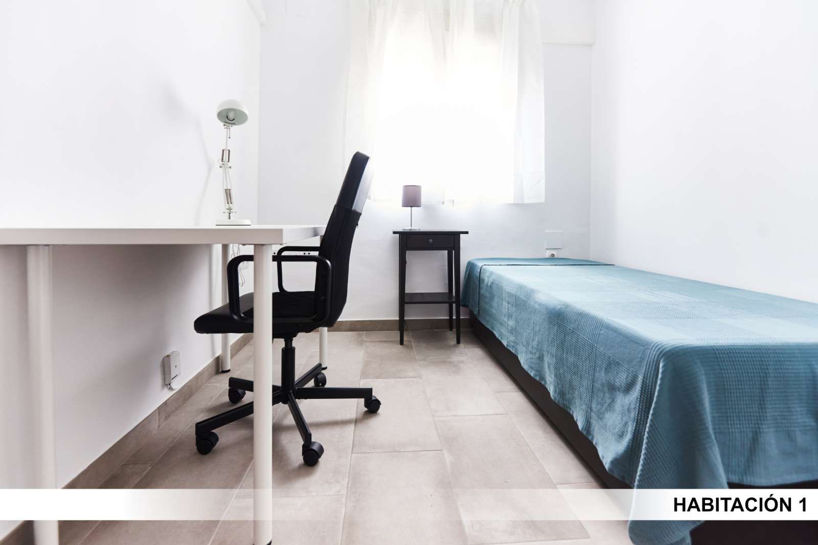 Bedroom of Flat to share in  Sevilla Capital  with Air Conditioner and Terrace