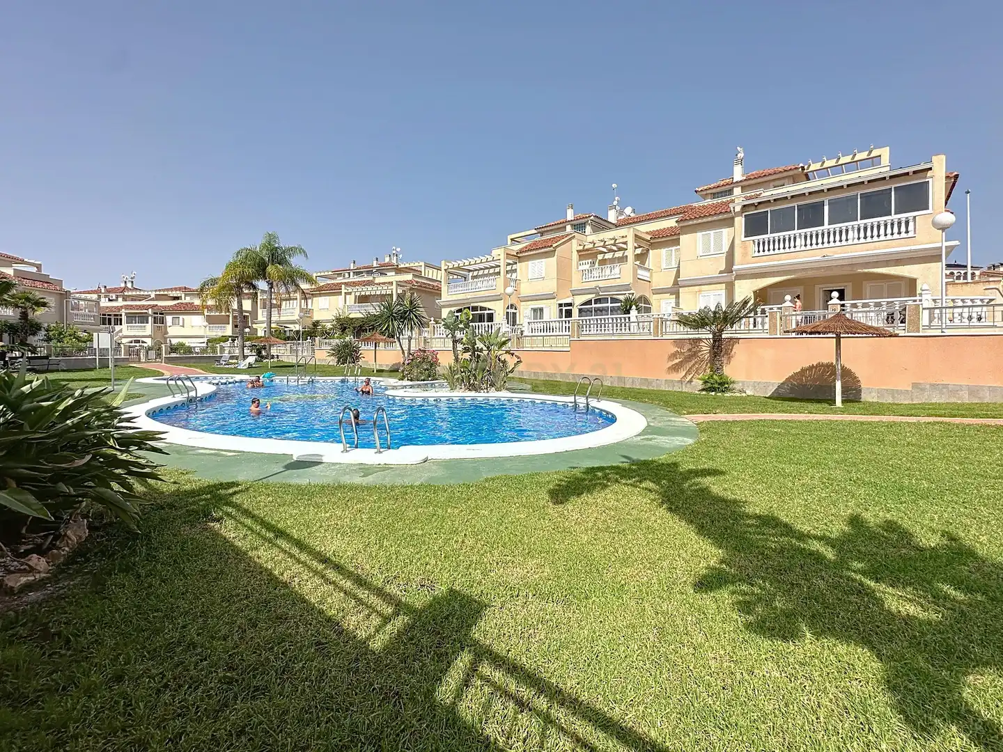 Piscina de Casa adosada en venta en Orihuela con Aire acondicionado, Jardín privado y Trastero