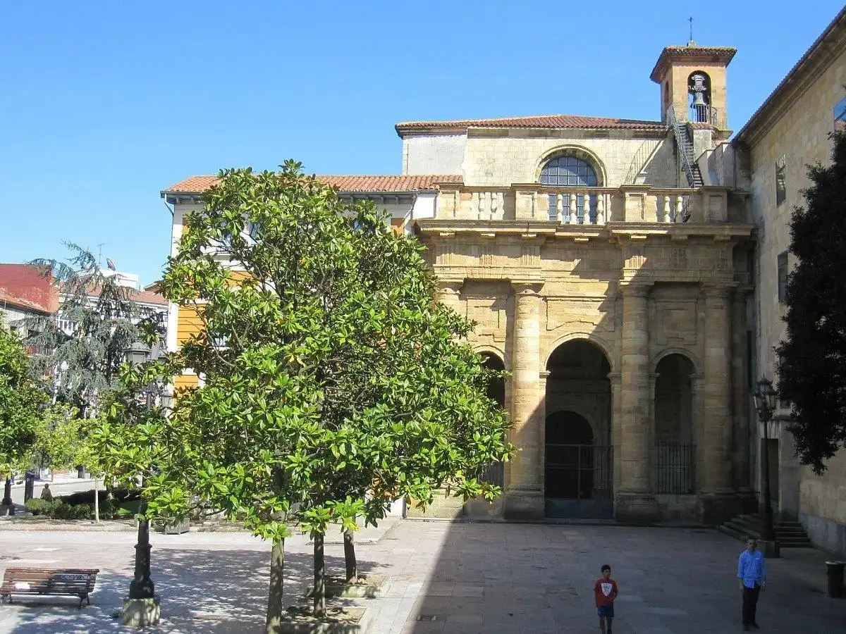 Vista exterior de Piso en venta en Oviedo  con Calefacción y Trastero