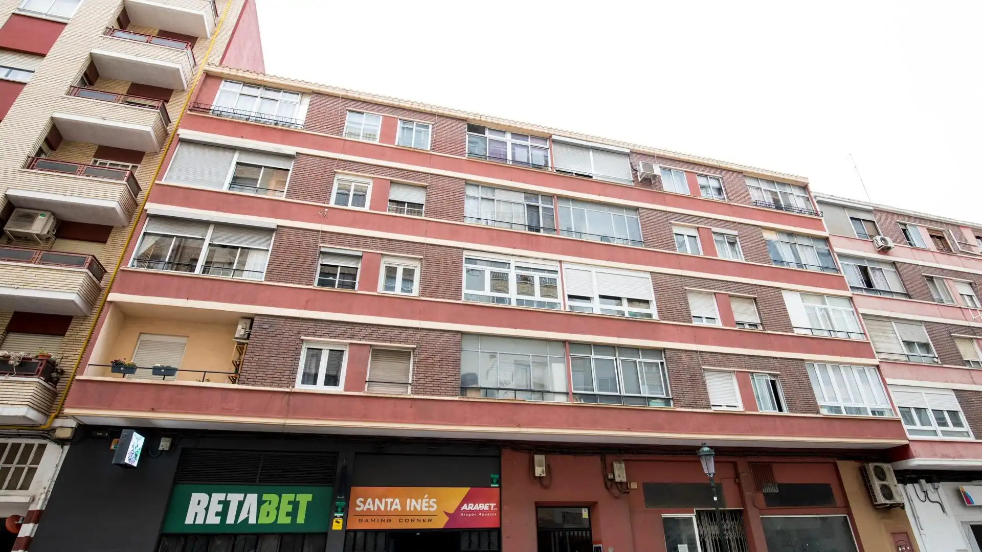Außenansicht von Wohnung zum Verkauf in Zaragoza mit Heizung, Terrasse und Balkon
