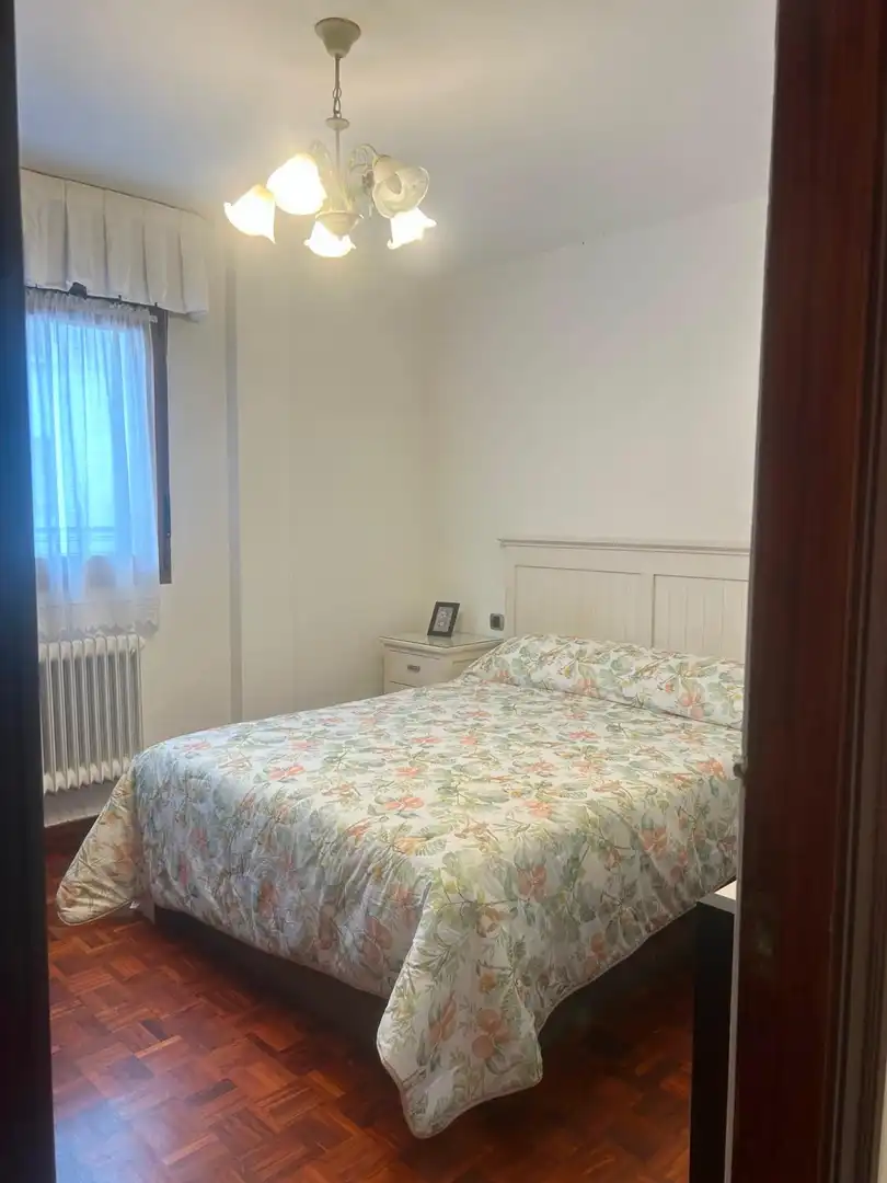 Schlafzimmer von Wohnung zur Miete in Gijón  mit Heizung, Parkett und Möbliert