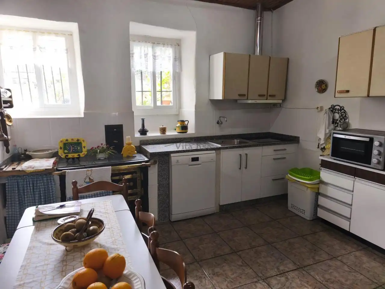 Cuina de Finca rústica en venda en Barbadás amb Calefacció, Jardí privat i Moblat