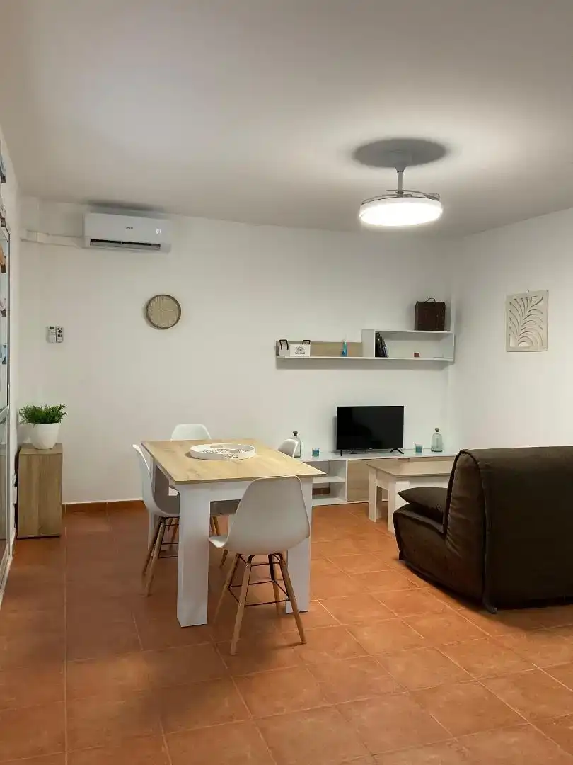 Sala d'estar de Apartament de lloguer en Vera amb Aire condicionat, Jardí privat i Piscina