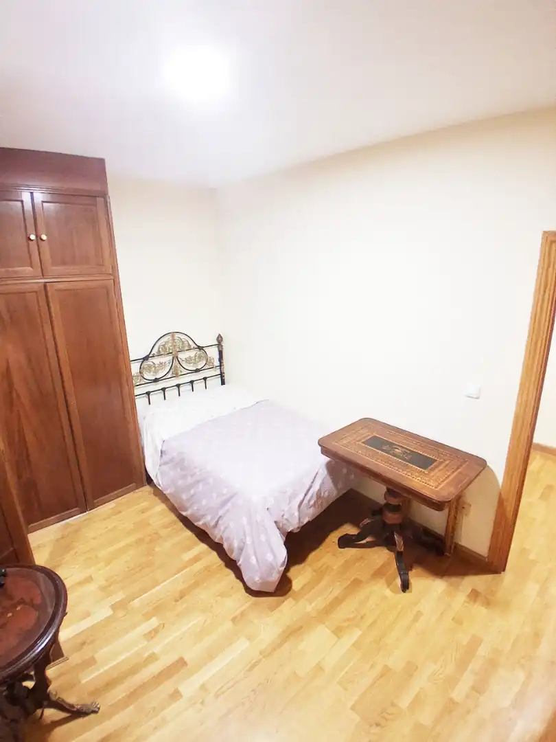 Dormitori de Pis de lloguer en Granada amb Calefacció, Parquet i Moblat