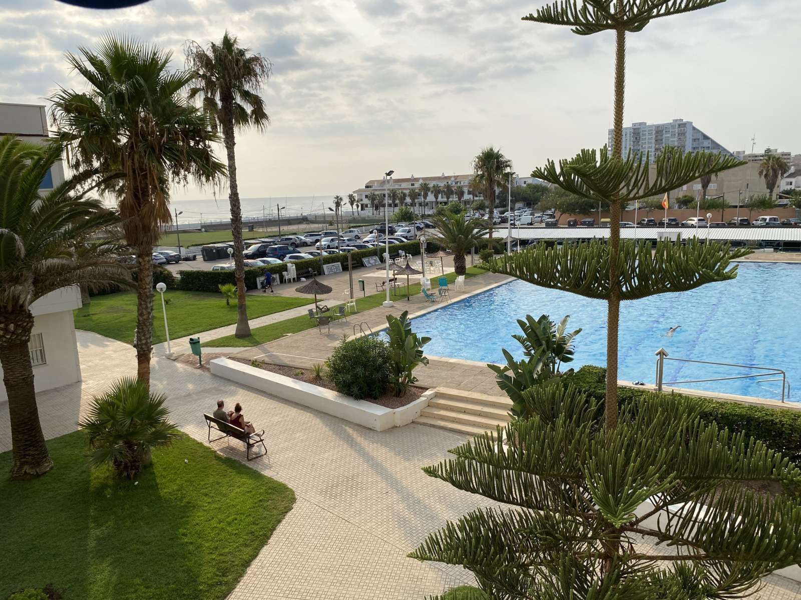 Swimming pool of Apartment to share in  Valencia Capital  with Air Conditioner, Heating and Terrace