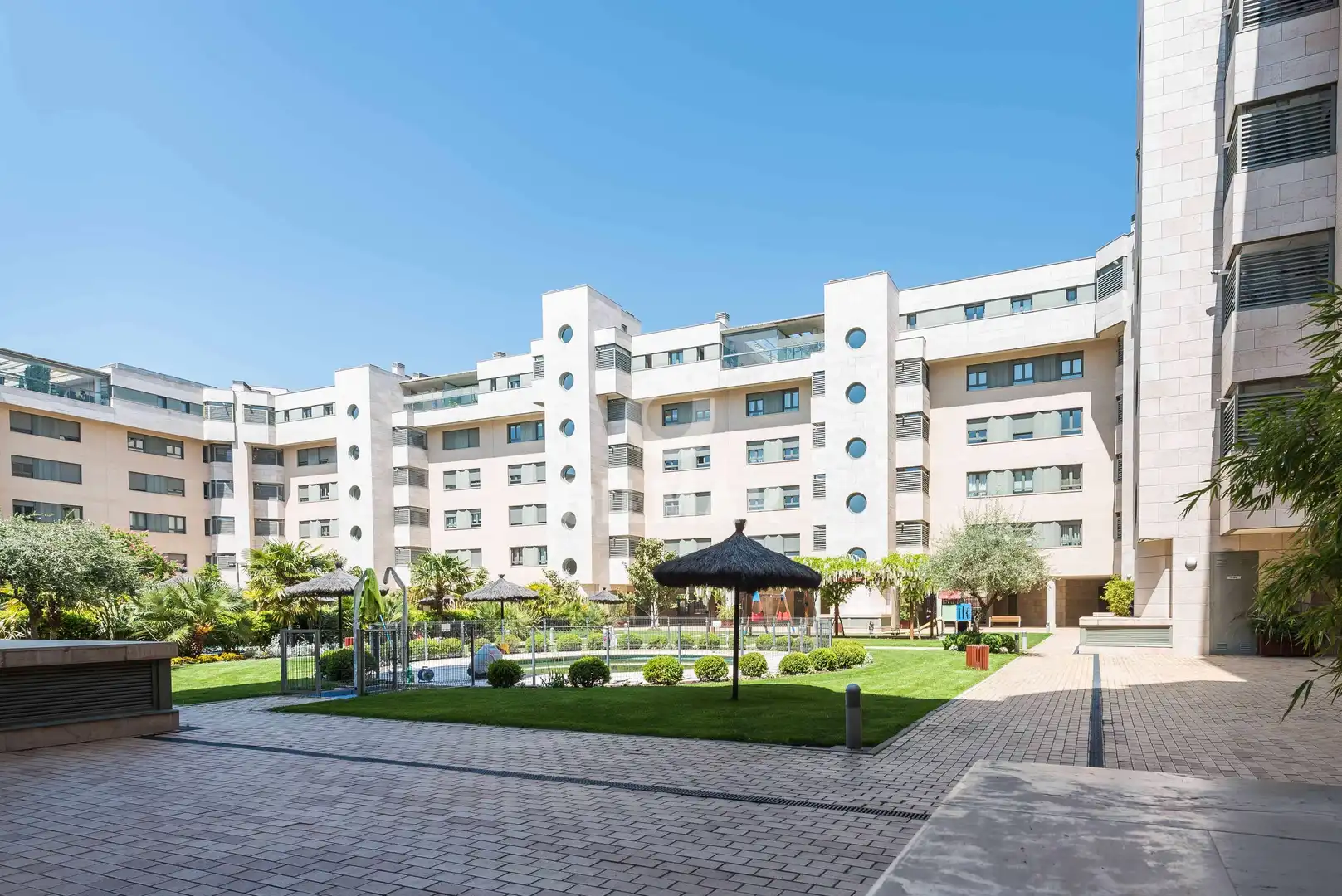 Exterior view of Flat for sale in Madrid  with Heating, Private garden and Storage room