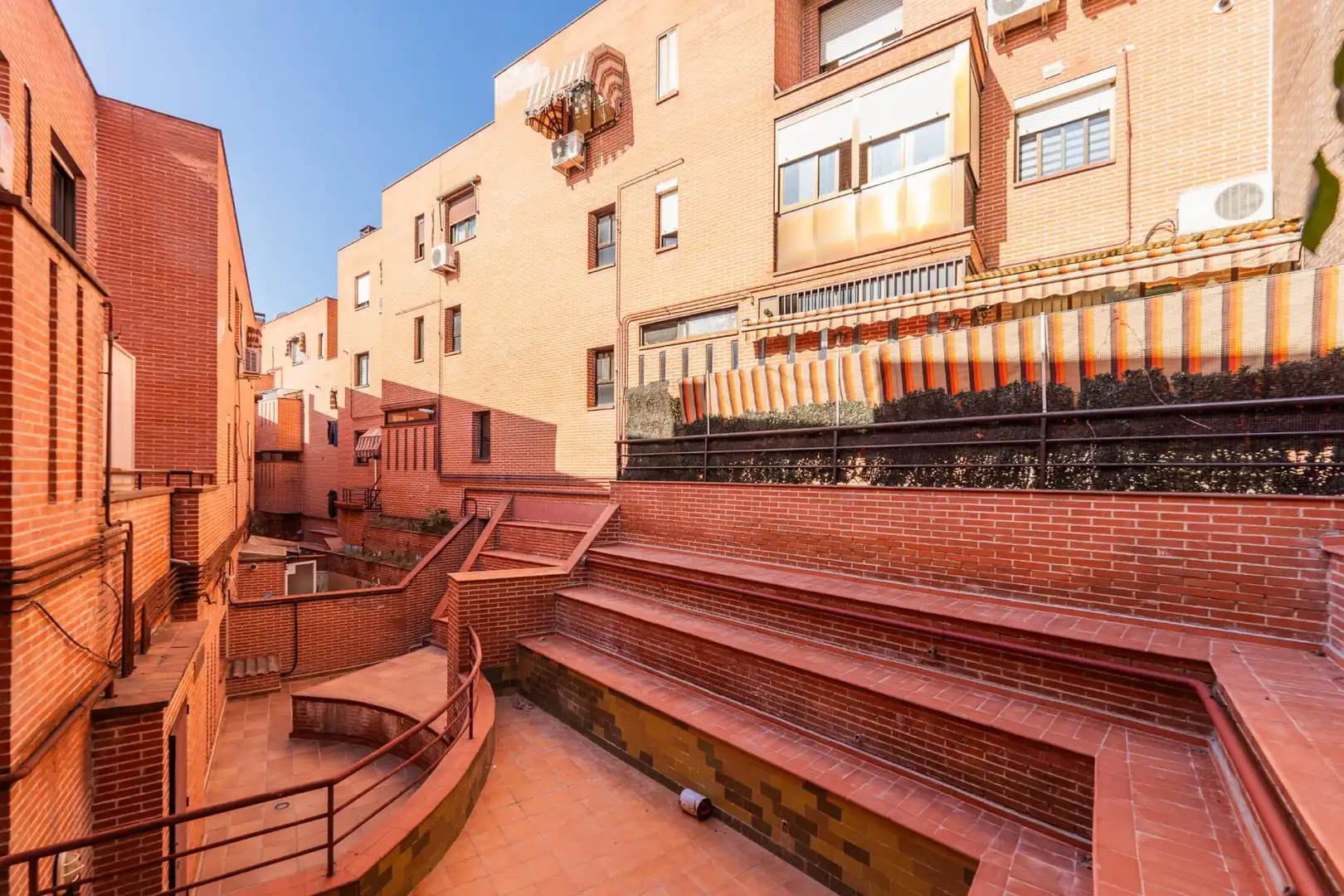 Vista exterior de Dúplex en venda en San Sebastián de los Reyes amb Calefacció, Parquet i Terrassa