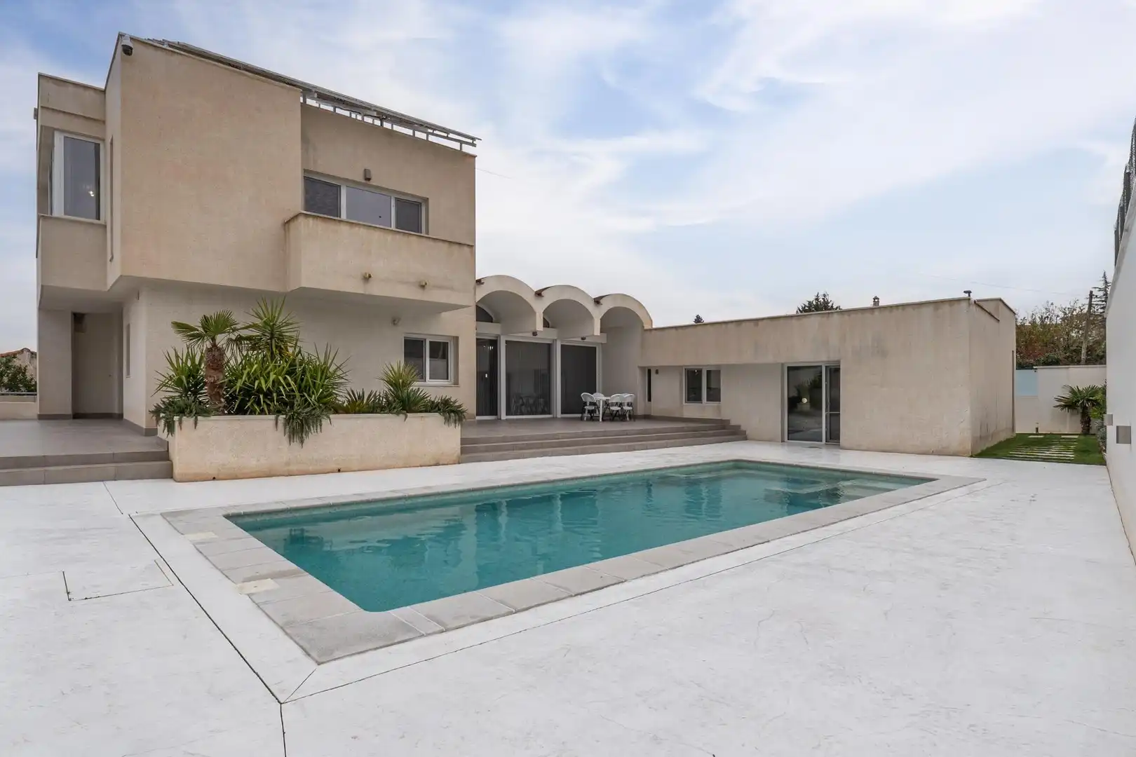 Chalet con piscina en venta en Calle CARIÑENA