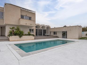 Villa con piscina in vendita a Calle CARIÑENA