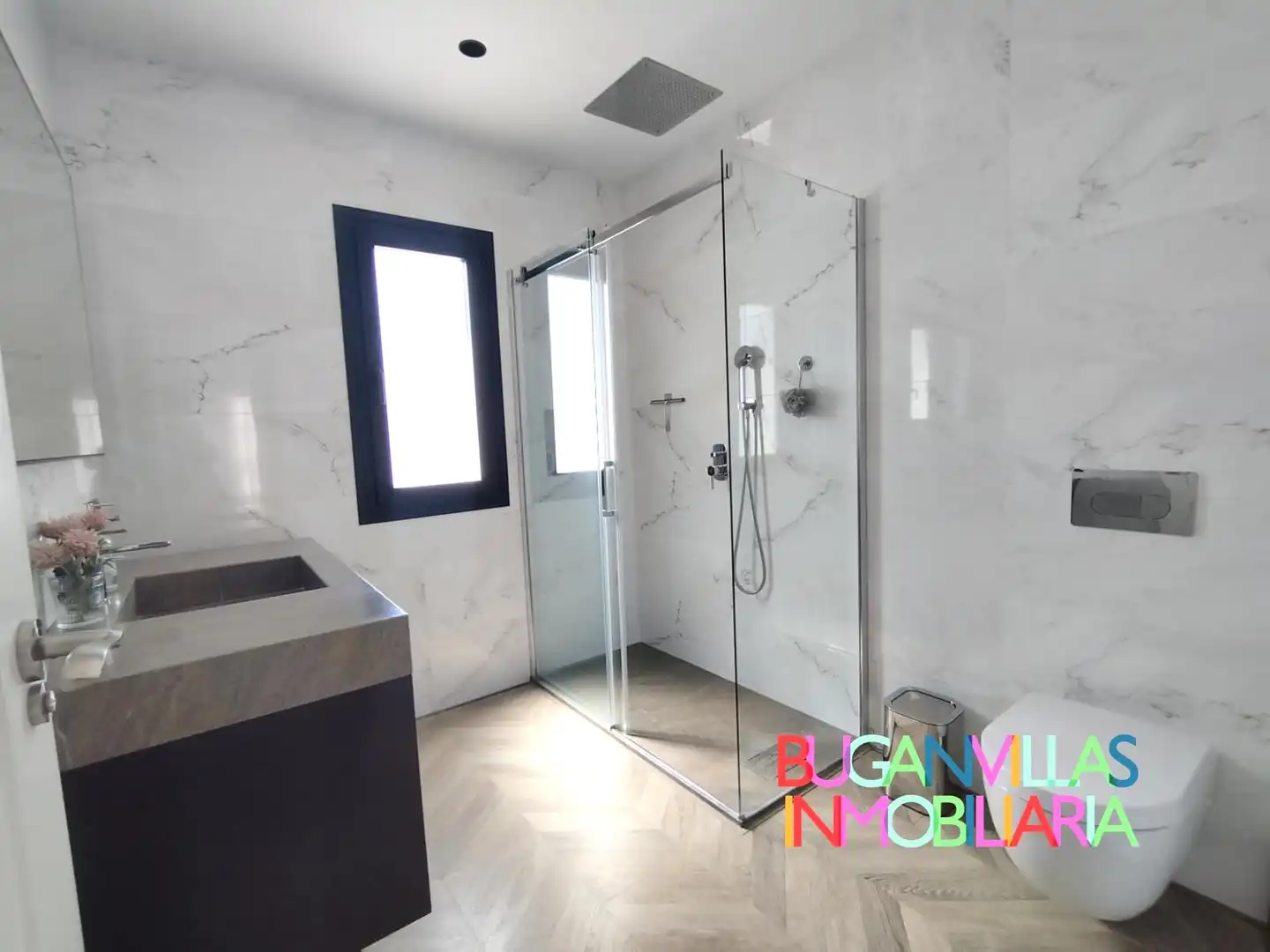 Badezimmer von Dachboden zum Verkauf in Lepe mit Abstellraum und Balkon