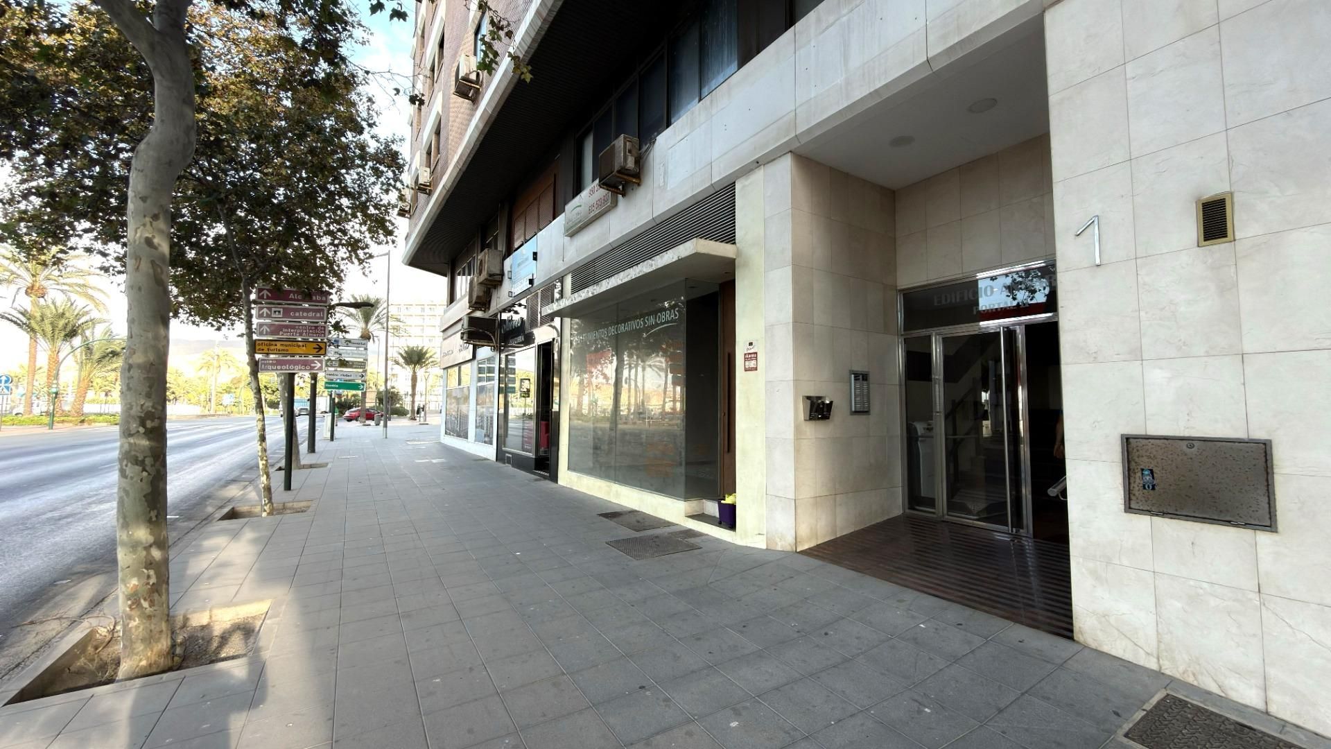 Oficina de lloguer a Carretera RONDA DE, 1, Oliveros - Altamira