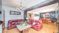 Sala d'estar de Casa adosada en venda en Villanueva de la Cañada amb Aire condicionat, Terrassa i Piscina