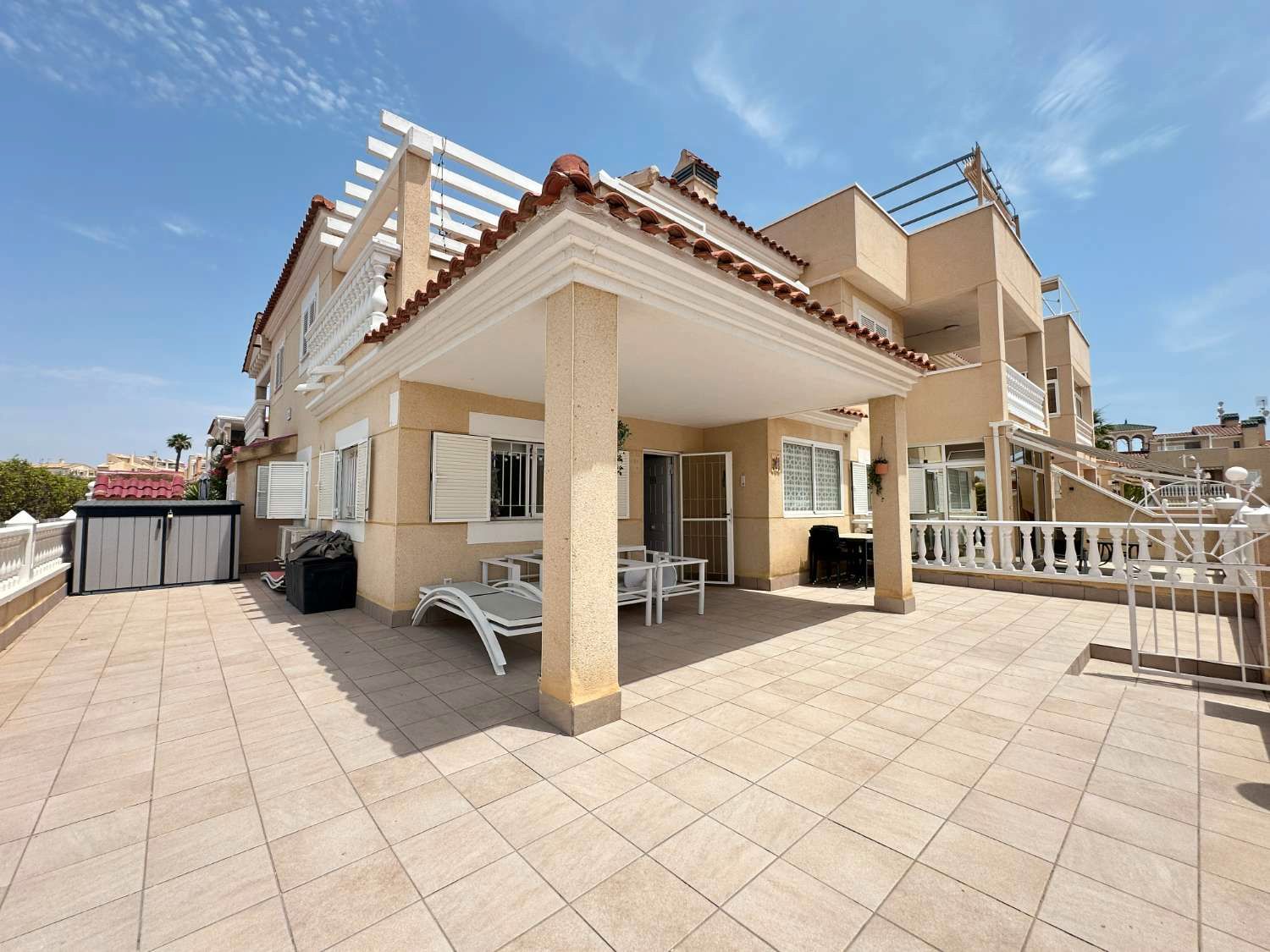 Vista exterior de Casa adosada en venda en Orihuela amb Aire condicionat, Piscina i Internet