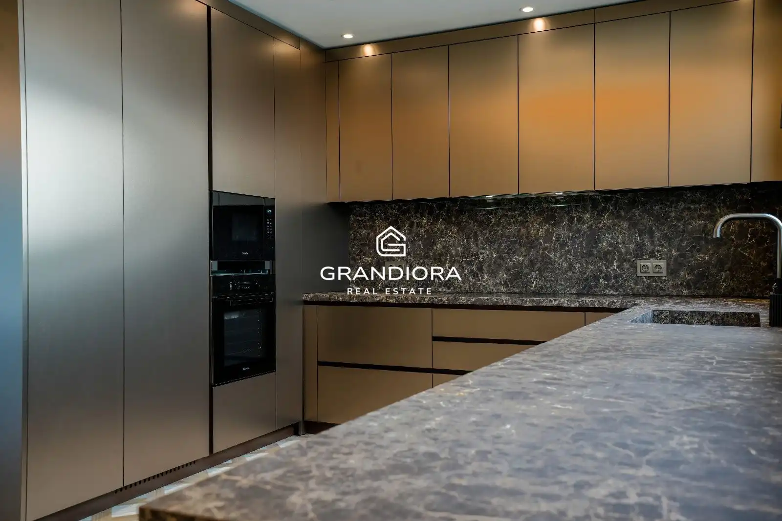 Cuina de Apartament de lloguer en Badalona amb Aire condicionat, Calefacció i Moblat