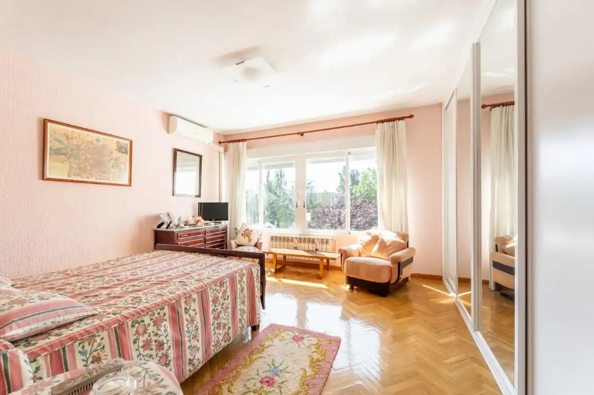 Habitación de Casa adosada en venta en Hoyo de Manzanares con Aire acondicionado, Calefacción y Jardín privado
