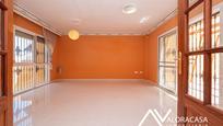 Sala d'estar de Casa adosada en venda en Cártama amb Aire condicionat, Terrassa i Traster