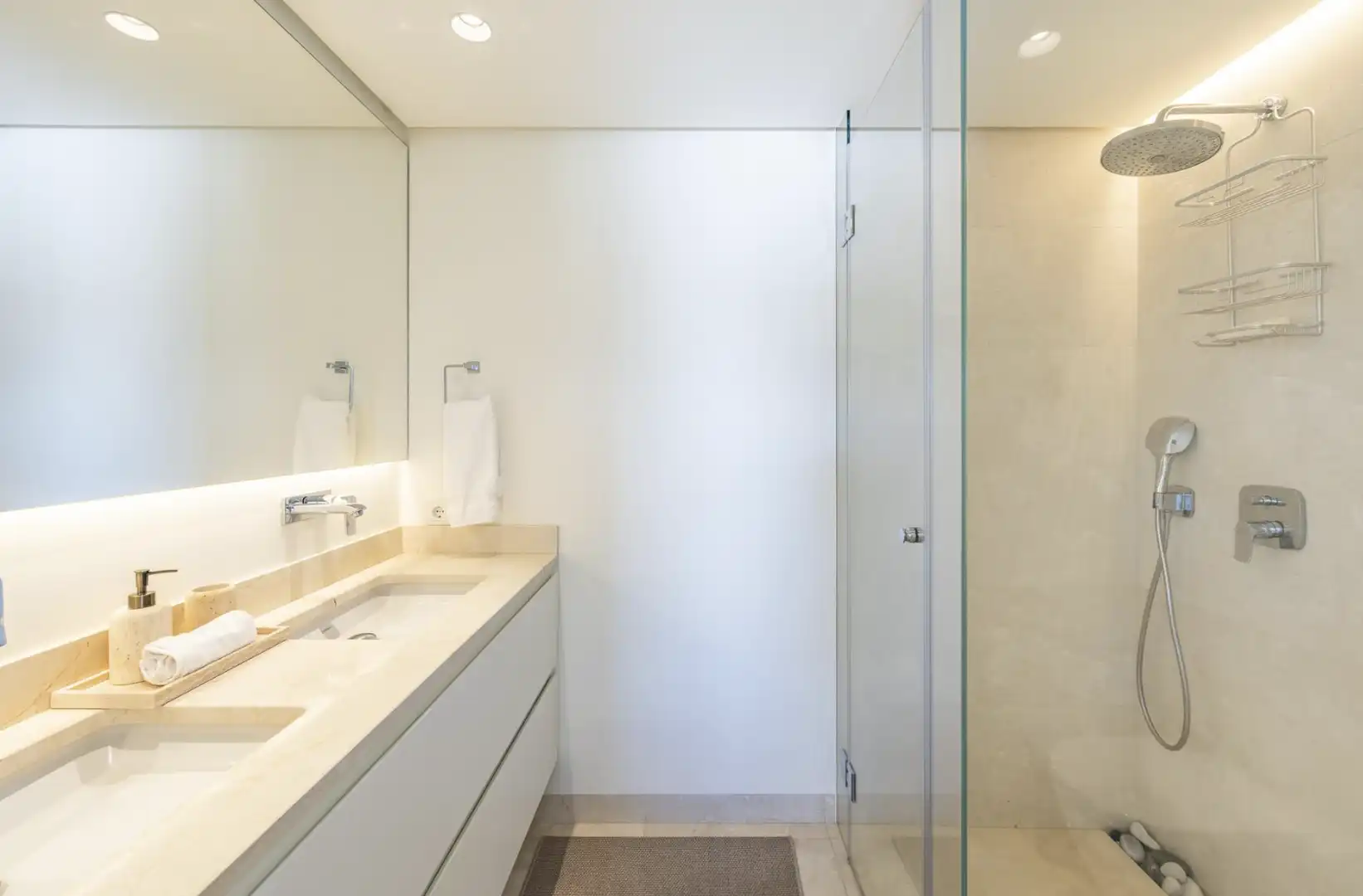 Badezimmer von Dachboden zur Miete in Marbella mit Klimaanlage, Schwimmbad und Möbliert