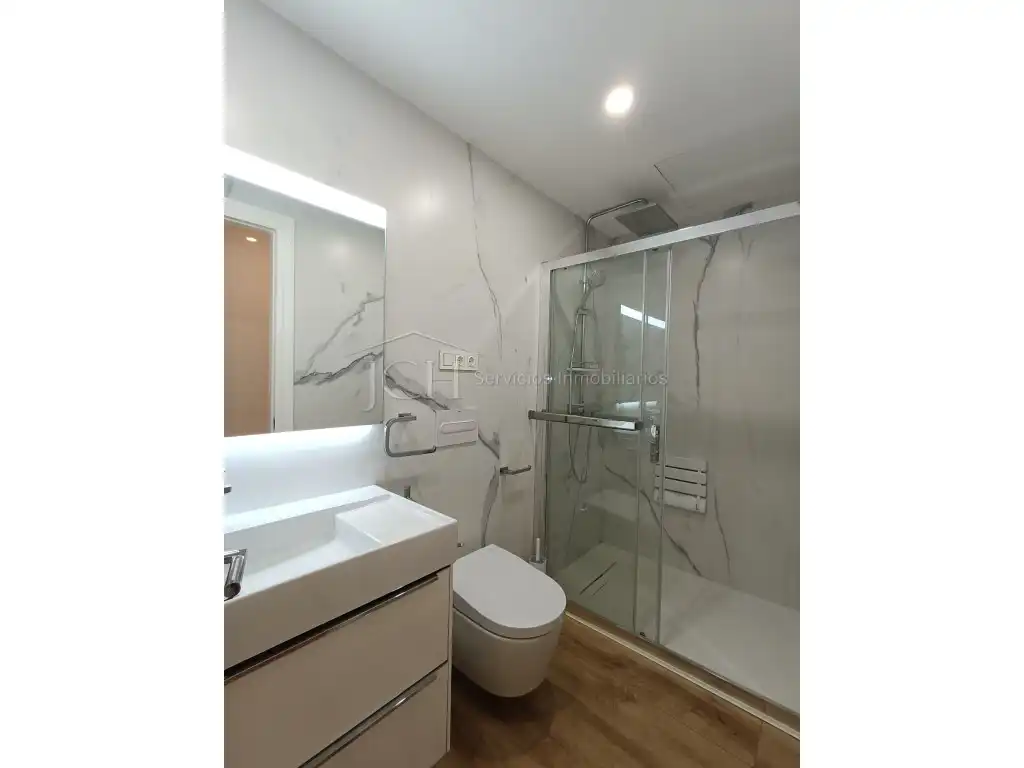 Baño de Piso en venta en Fuengirola con Piscina, Horno y Lavadora