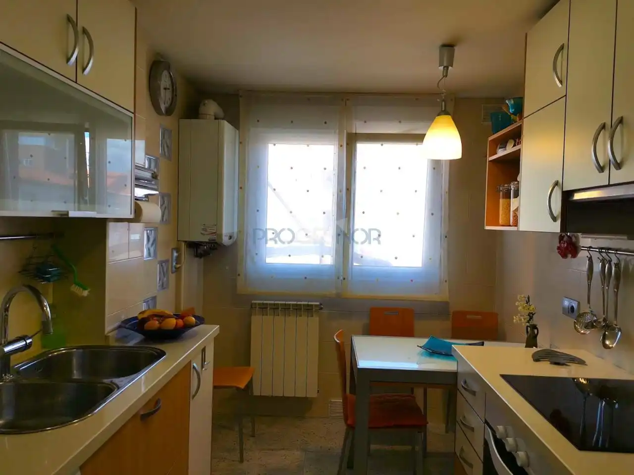 Cocina de Piso en venta en León Capital  con Calefacción, Trastero y Balcón