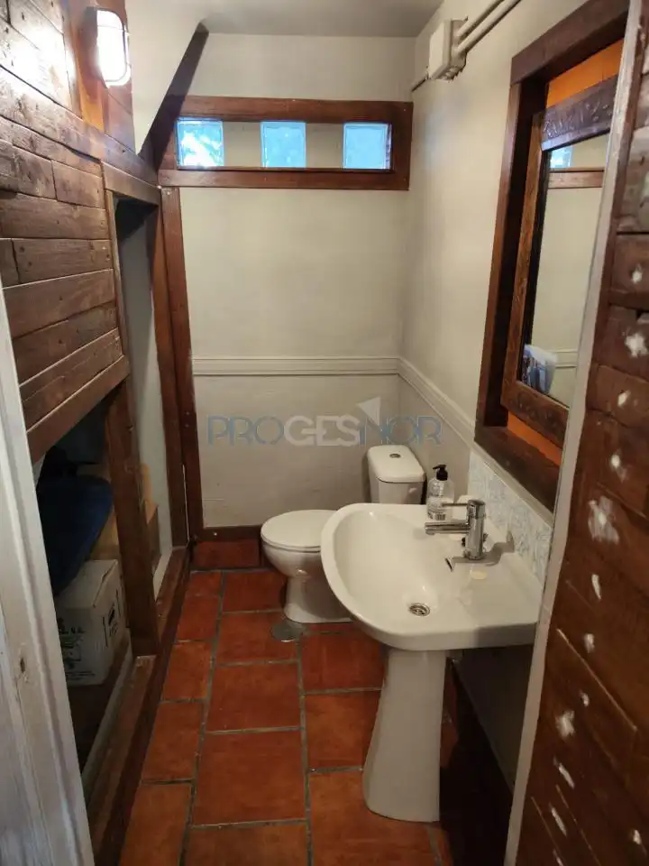 Bany de Casa adosada en venda en Valdefresno amb Calefacció, Jardí privat i Parquet