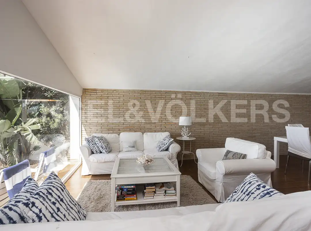 Sala d'estar de Casa o xalet en venda en Vilanova i la Geltrú amb Calefacció, Jardí privat i Piscina