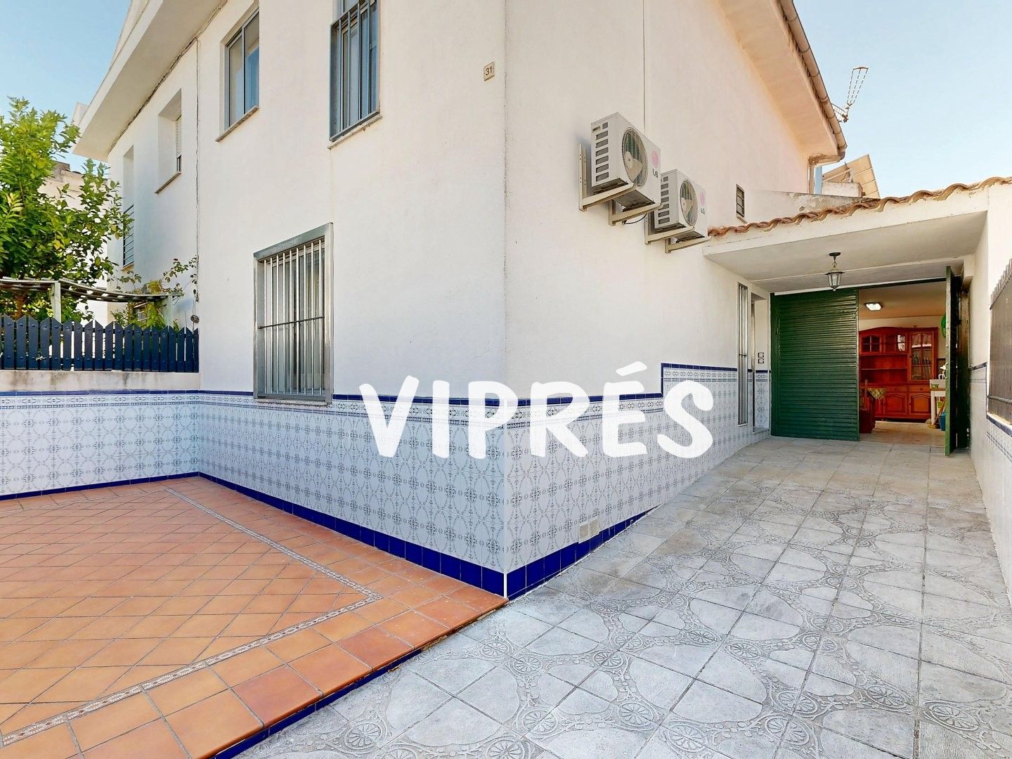 Vista exterior de Casa adosada en venda en Casar de Cáceres amb Aire condicionat, Calefacció i Moblat