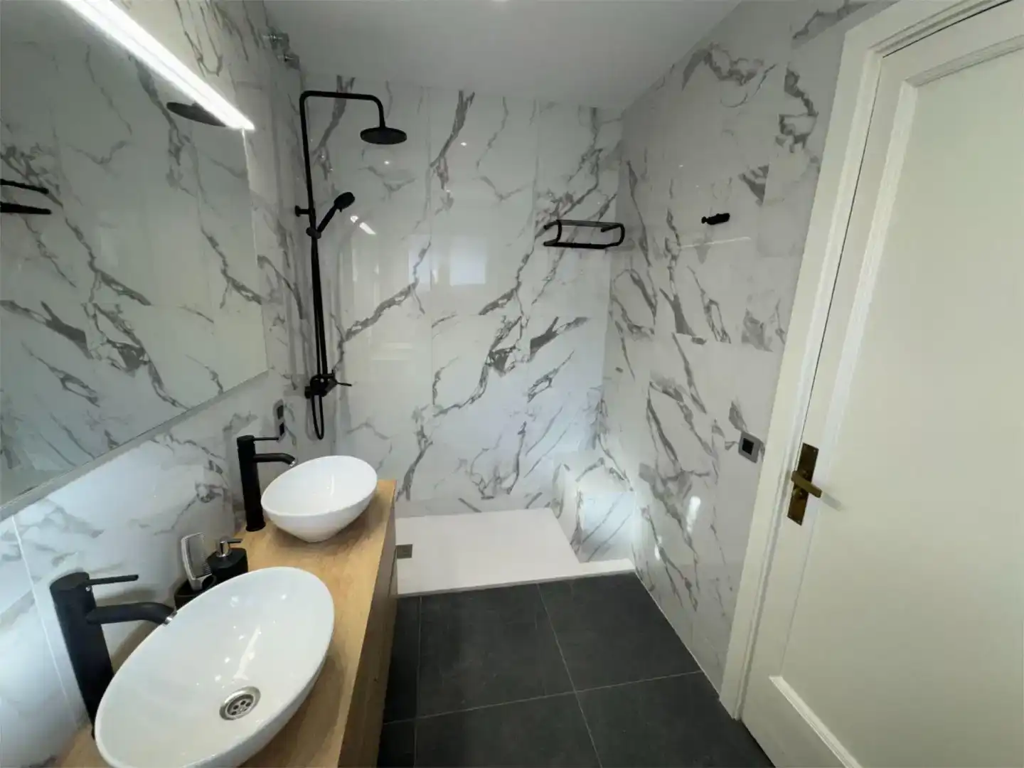 Bathroom of Detached homes for rent in Sabadell