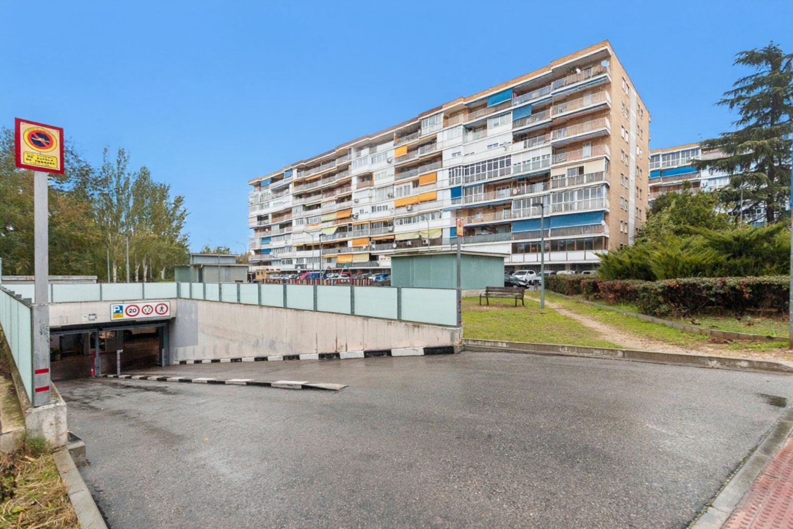 Vista exterior de Garatge en venda en Alcalá de Henares
