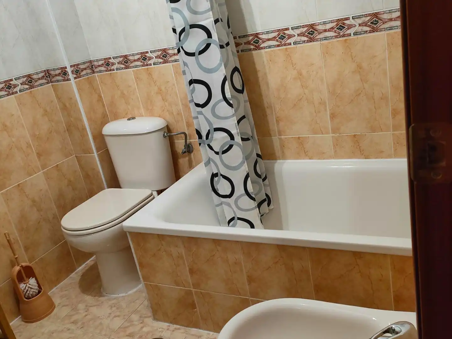 Bany de Pis de lloguer en Torredelcampo amb Aire condicionat