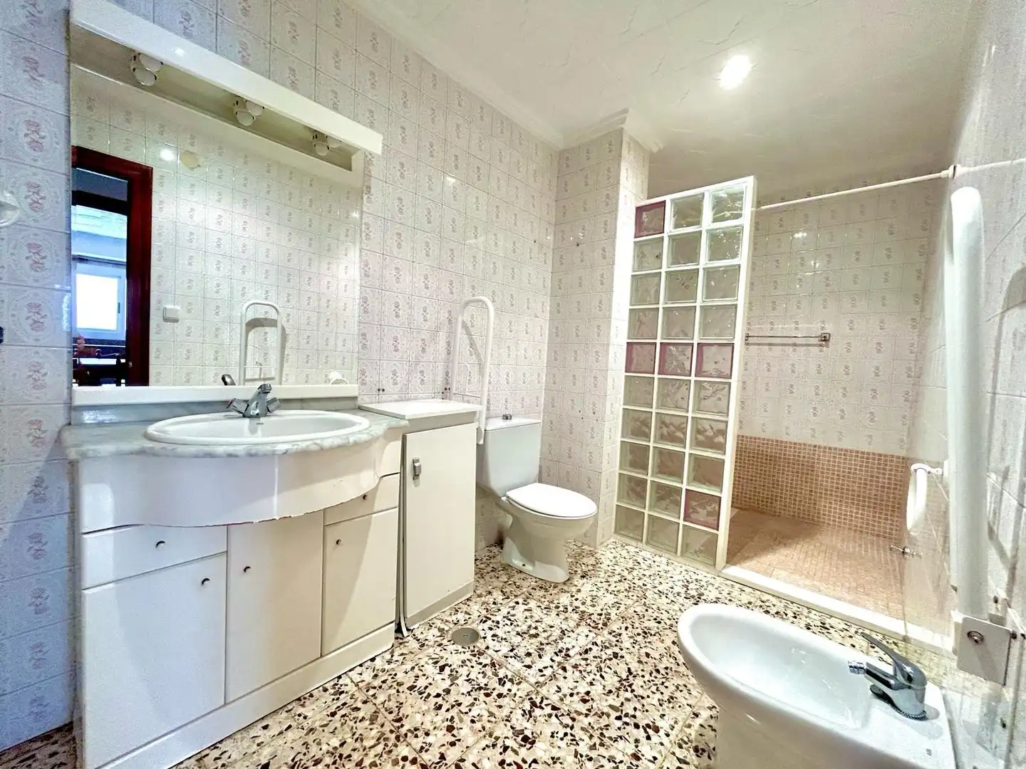 Badezimmer von Wohnung zum Verkauf in Elche / Elx mit Klimaanlage und Möbliert