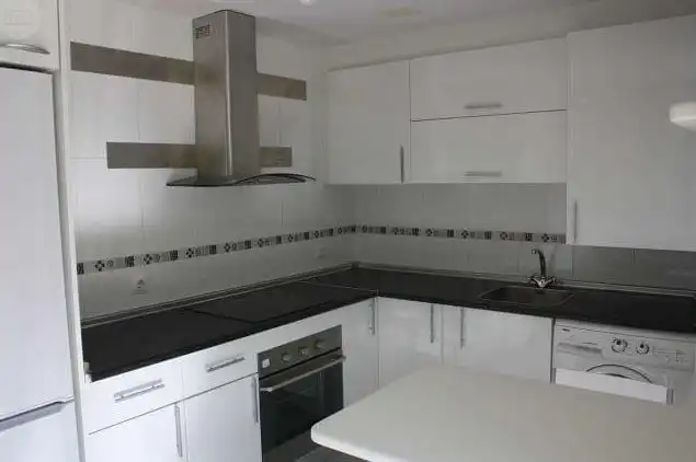 Cuina de Planta baixa en venda en  Logroño amb Calefacció, Jardí privat i Parquet