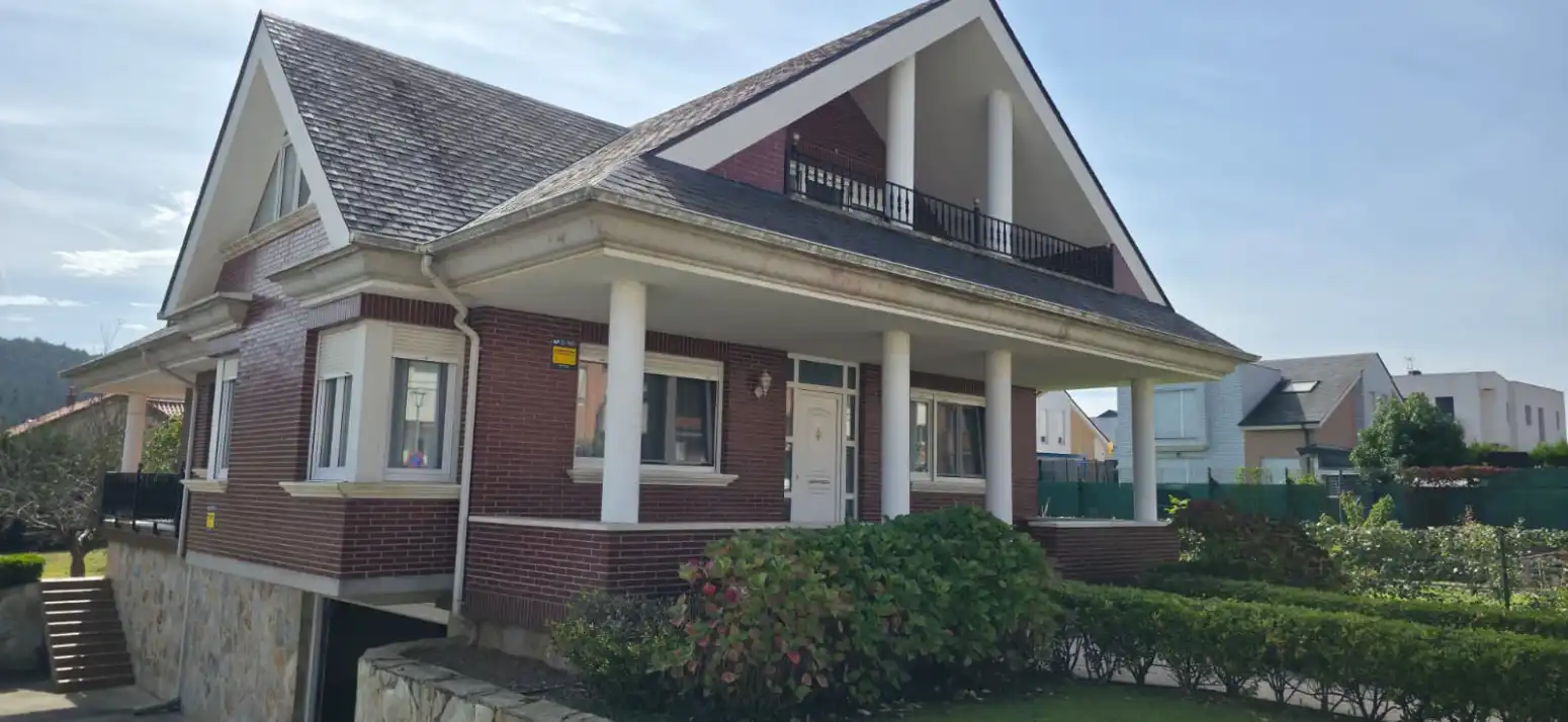 Vista exterior de Casa o xalet en venda en Piélagos amb Jardí privat i Parquet