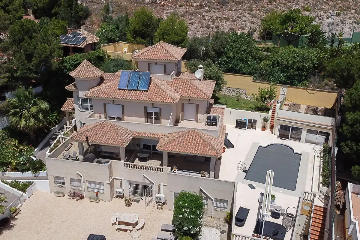 Vista exterior de Casa o xalet en venda en Benalmádena amb Aire condicionat, Calefacció i Jardí privat