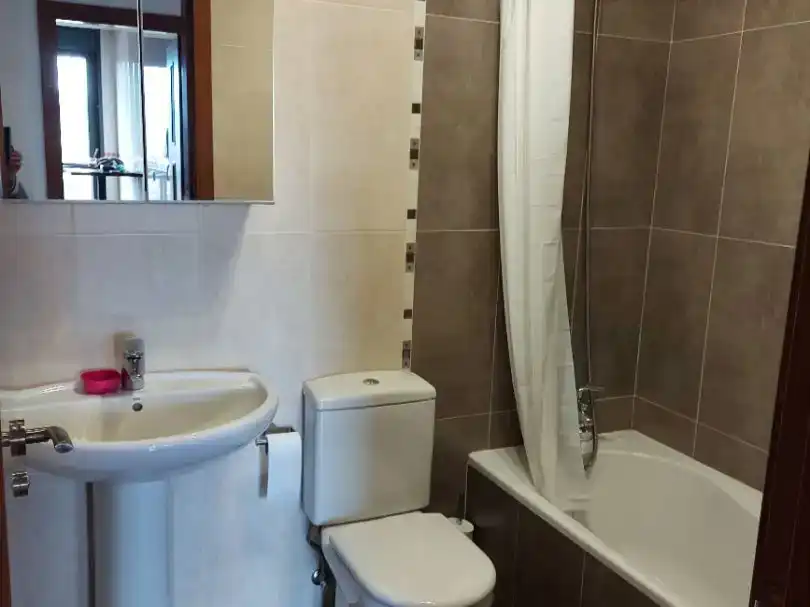 Badezimmer von Wohnung zur Miete in HUCA - La Cadellada