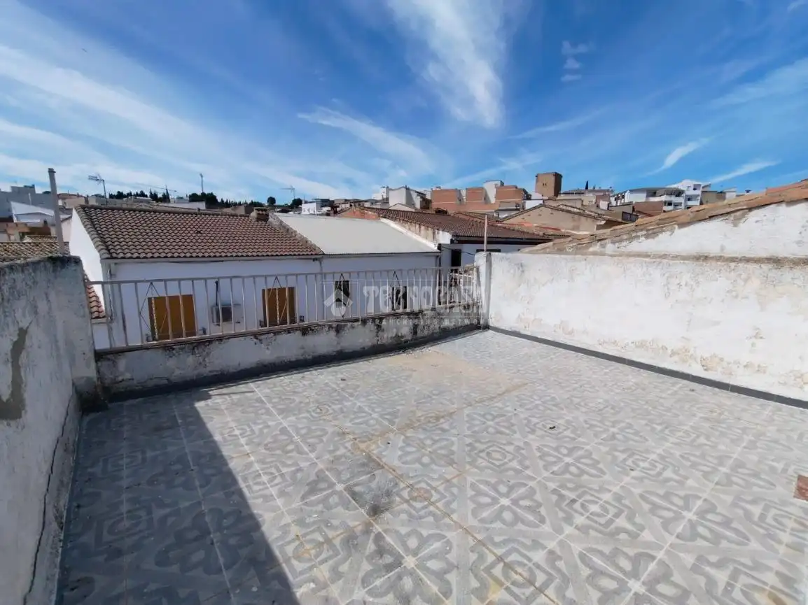 Vista exterior de Casa adosada en venda en Mengíbar amb Terrassa