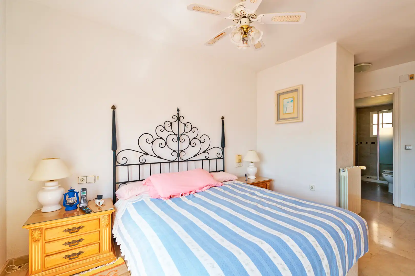 Schlafzimmer von Einfamilien-Reihenhaus zum Verkauf in Marbella mit Klimaanlage, Heizung und Terrasse