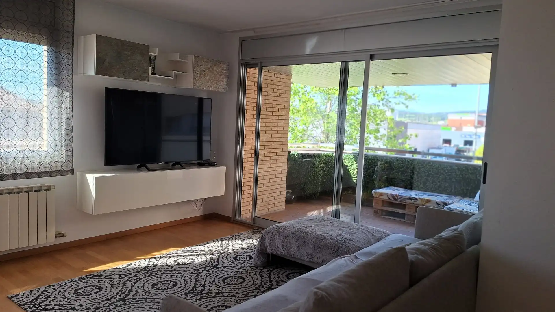 Wohnzimmer von Wohnung zum Verkauf in Salt mit Klimaanlage, Heizung und Terrasse