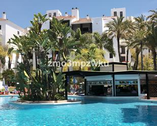 Vista exterior de Planta baixa en venda en Marbella amb Aire condicionat, Terrassa i Piscina