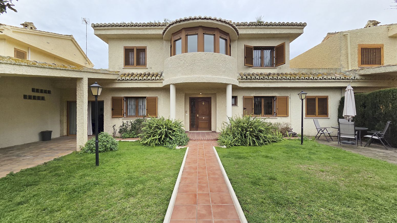 Vista exterior de Casa o xalet en venda en La Pobla de Farnals amb Aire condicionat, Calefacció i Jardí privat