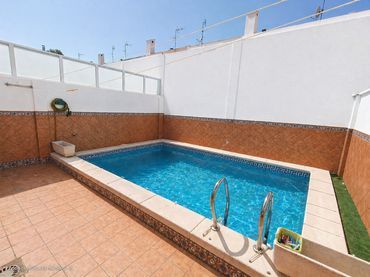 Adossat amb piscina en venda a Calle Suecia