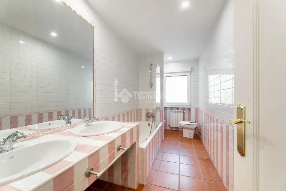 Bany de Casa o xalet en venda en Torrelodones amb Calefacció, Jardí privat i Terrassa